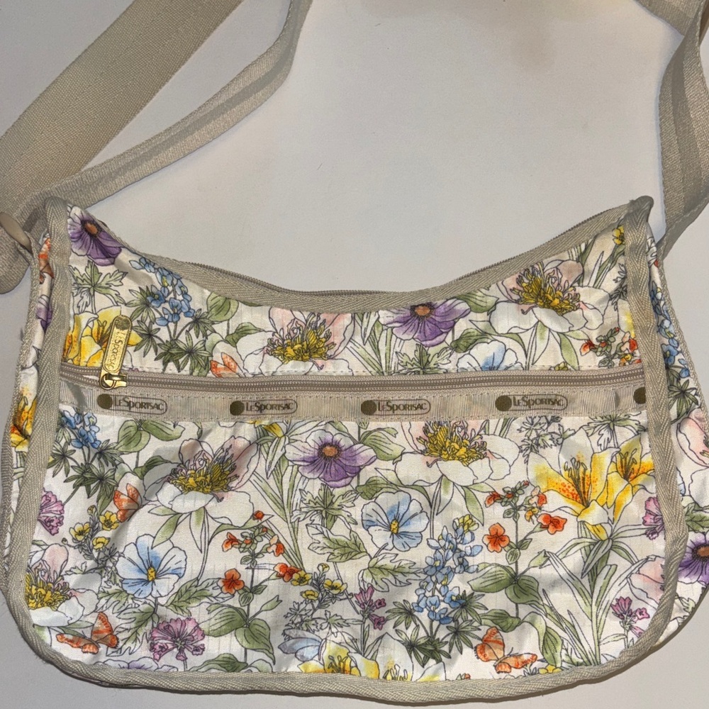 LE SPORT SAC..CREME COLORED CLASSIC HOBO STYLE BAG FLORAL DESIGN PRELOVED